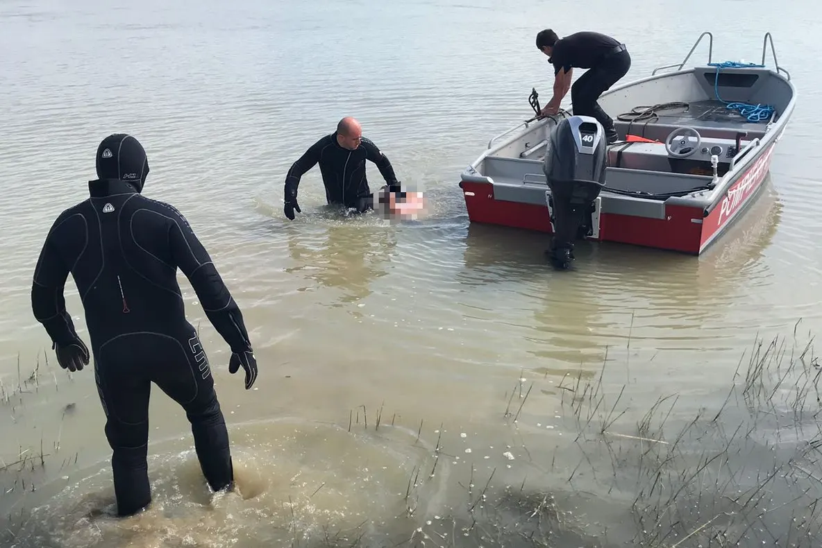 Tragedie la Coțofănești! Un tânăr de 19 ani s-a înecat în Trotuș și e căutat de scafandri