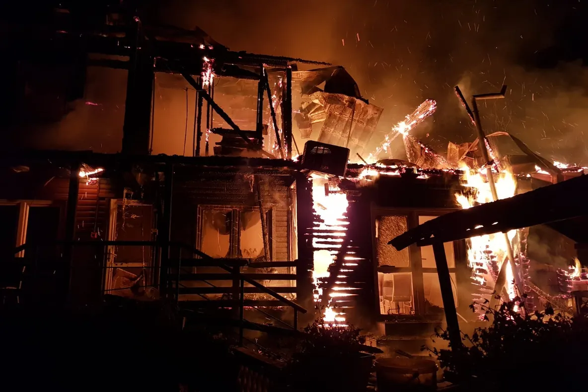 Foto! Un han din localitatea Oituz a fost mistuit de flăcări