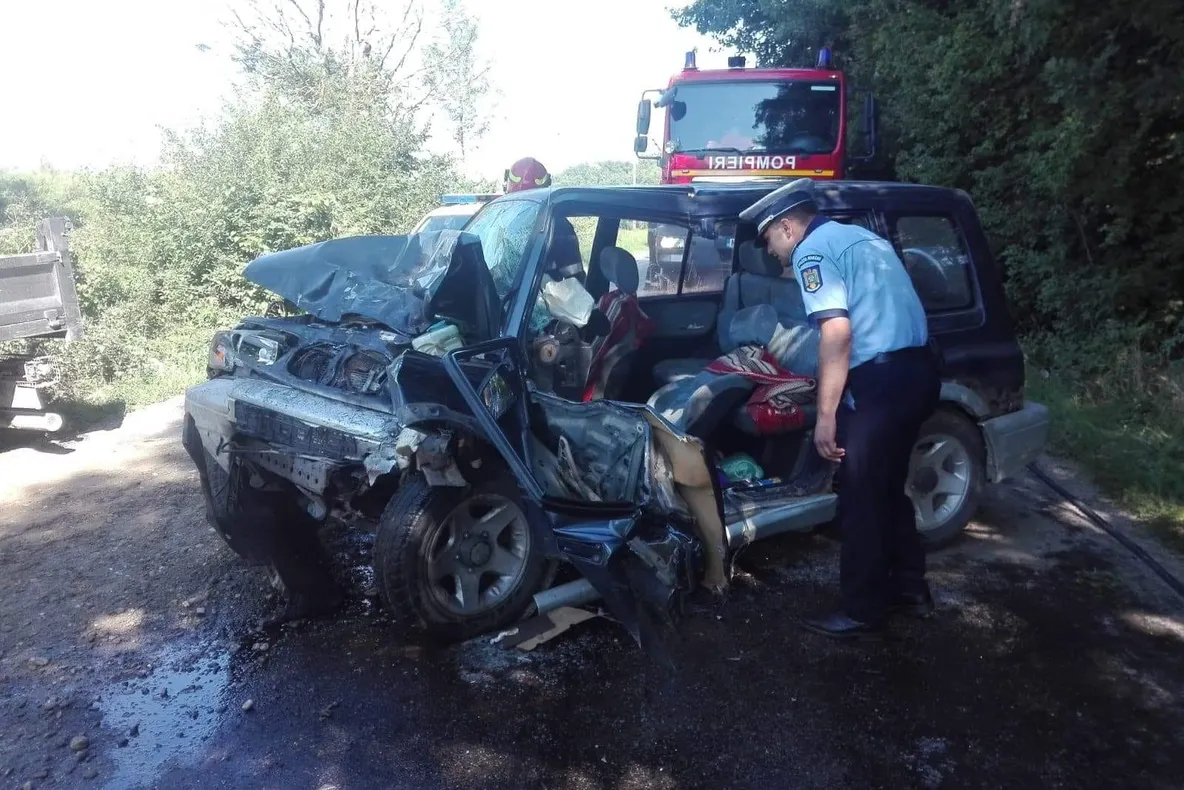 Femeie rănită după impactul dintre un autoturism și o autobasculantă