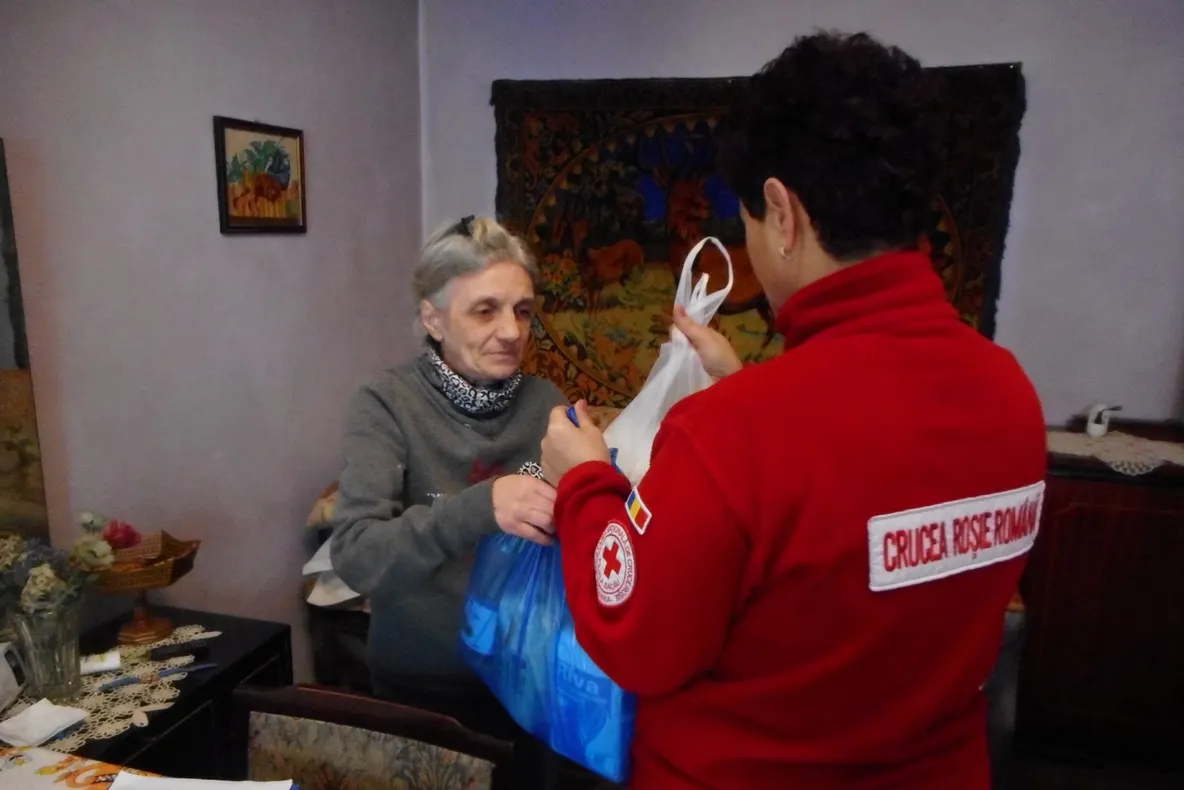 Sprijin de la Crucea Roșie pentru zeci de bătrâni nevoiași