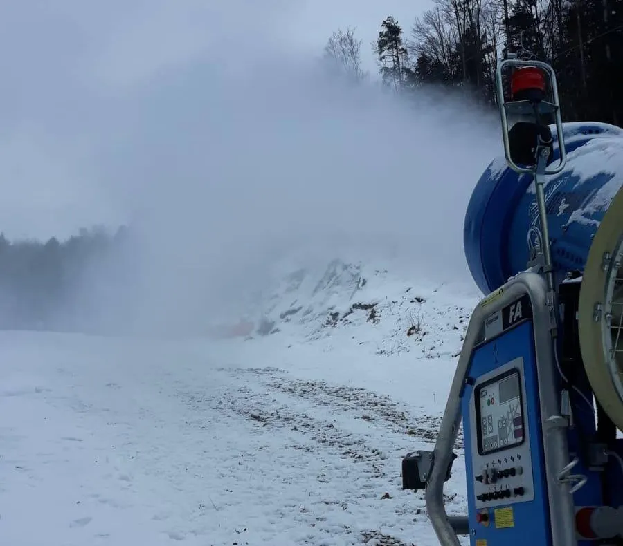 Au fost pornite tunurile de zăpadă pe Pârtia Nemira