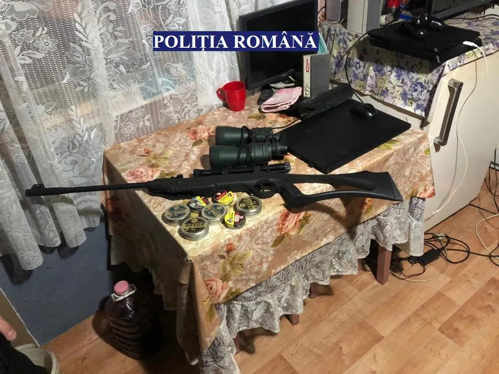 Polițiștii au găsit la locuința unui tânăr o armă și coarne de căprior