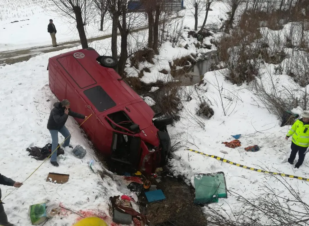 Un mort și cinci răniți, după ce un microbuz a intrat într-un cap de pod