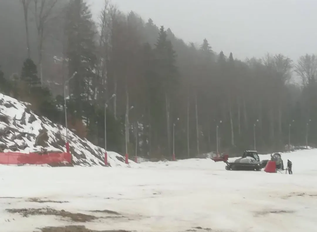 S-a topit zăpada pe partea superioară a pârtiei de schi Nemira