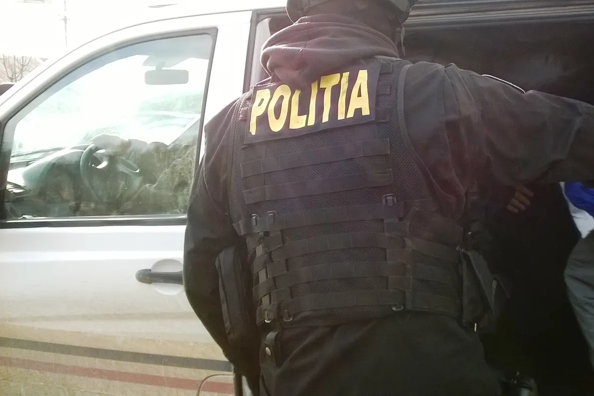 Polițist-INFRACTOR! Agent de poliție din Bacău, arestat preventiv pentru luare de mită și abuz în serviciu