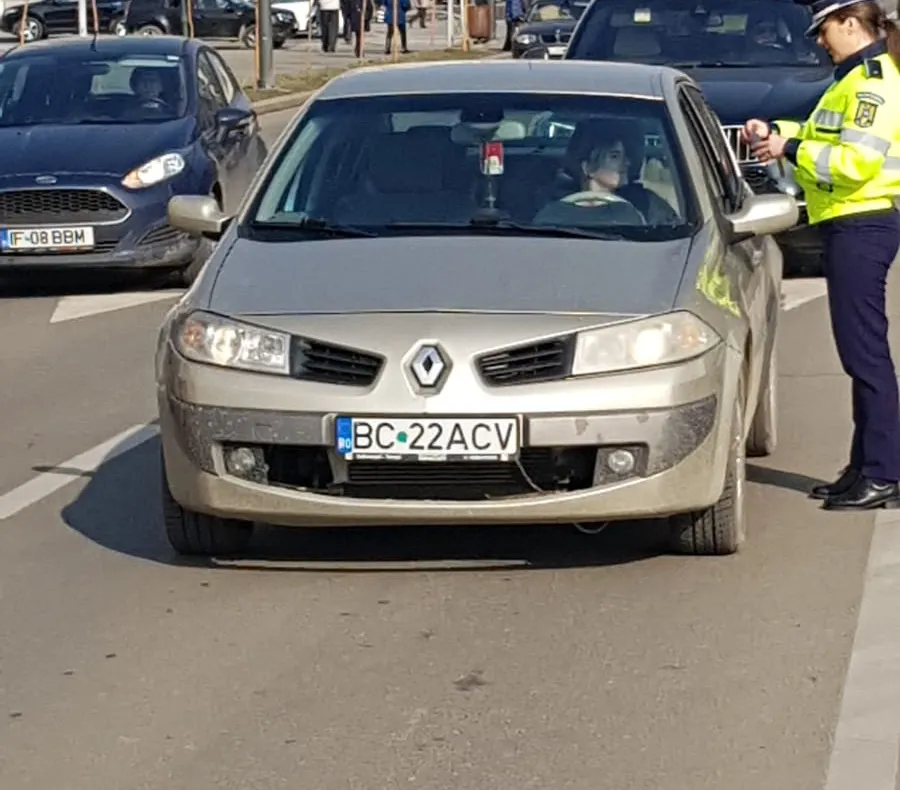 Șoferițele din Bacău, “amendate” în trafic cu mărțișoare