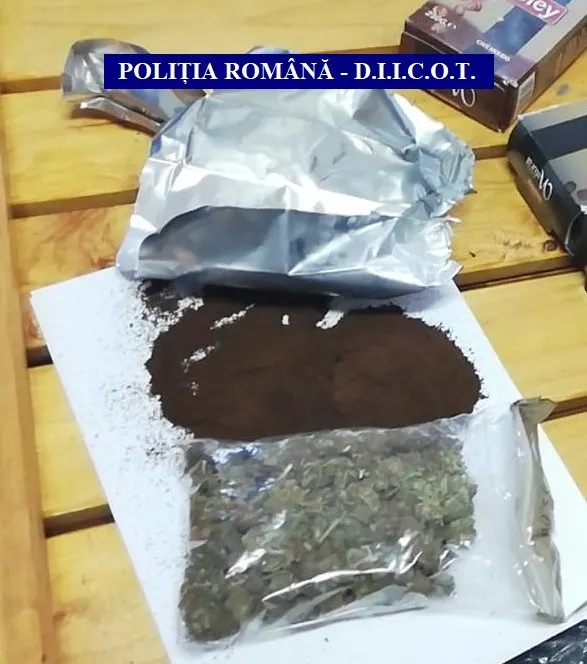 VIDEO: Ce colet a primit un băcăuan din Spania: droguri ascunse în pungi de cafea! Traficantul a fost reținut de DIICOT