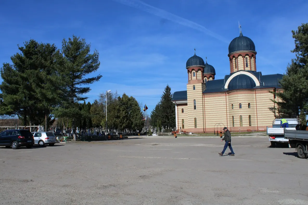 FOTO: Curățenia de primăvară a început din...cimitire