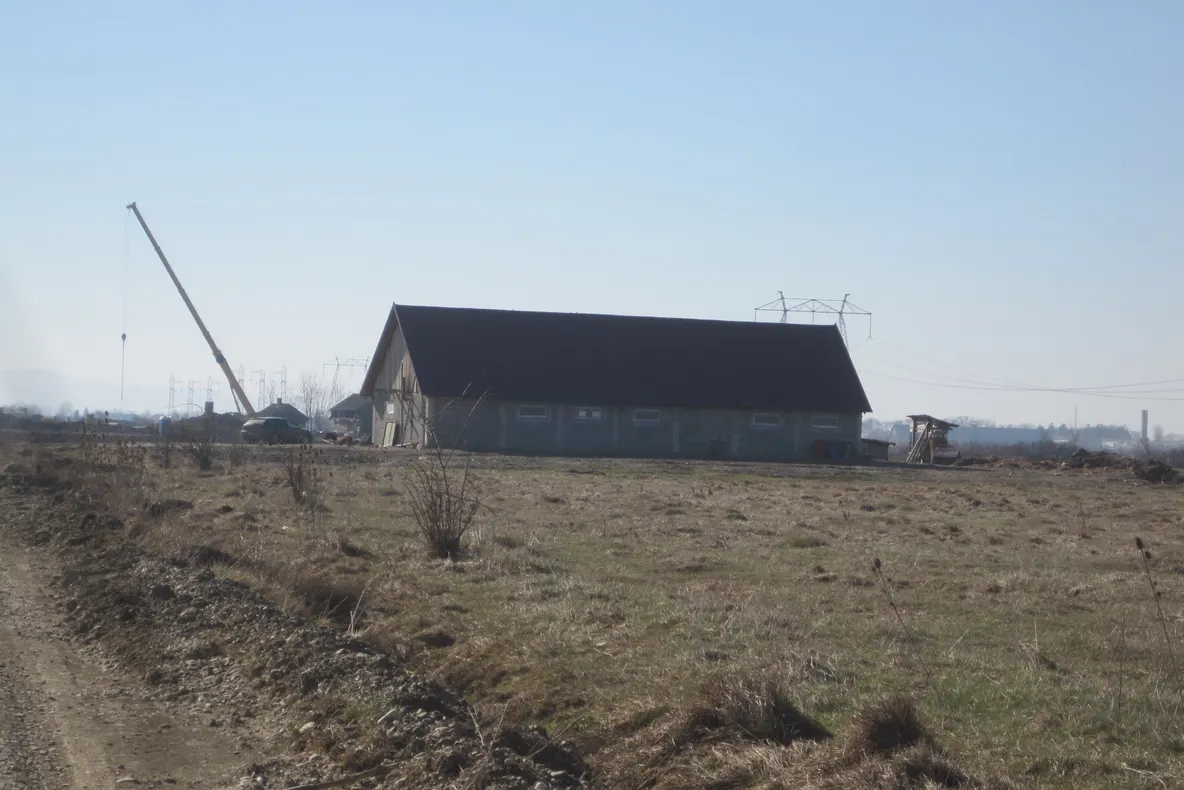 Casele din câmp care țin piept buldozerelor pe Șoseaua de Centură. Oamenii refuză să plece