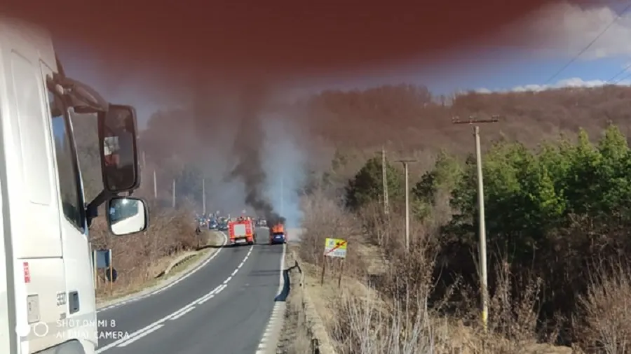 Mașină în flăcări la urcarea pe Măgura