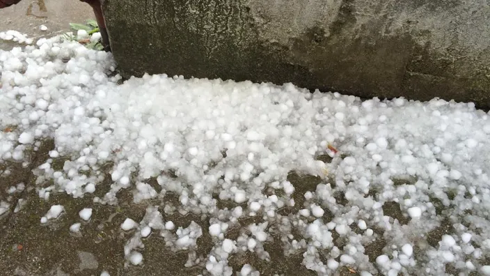 VIDEO: Fenomen meteo rar în județul Bacău! Grindină, tunete și fulgere la început de martie