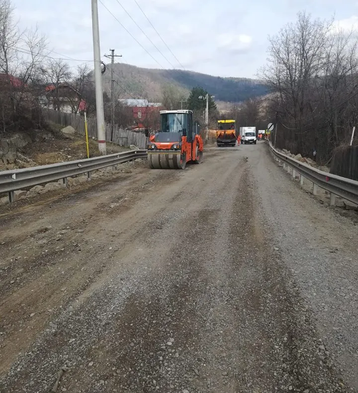 CNAIR repară drumul dintre Tg. Ocna și Slănic Moldova, surpat în primăvara anului trecut