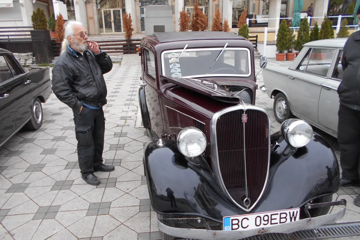 GALERIE FOTO: Mașini de epocă în centrul Bacăului. Un Fiat din 1937, de o vârstă cu proprietarul