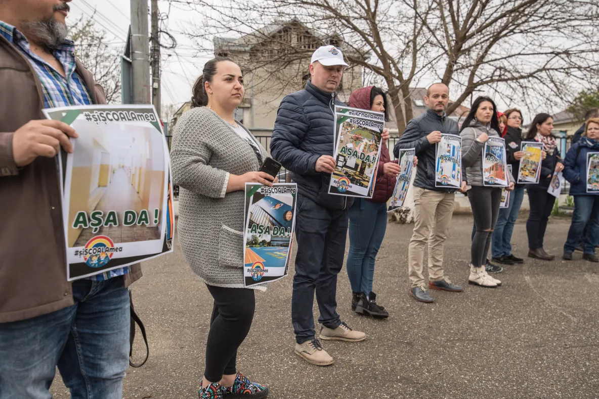 GALERIE FOTO: Protest inedit #șîȘCOALAmea la școala “Mihai Drăgan”. Părinții vor să-și știe copiii în siguranță la școală