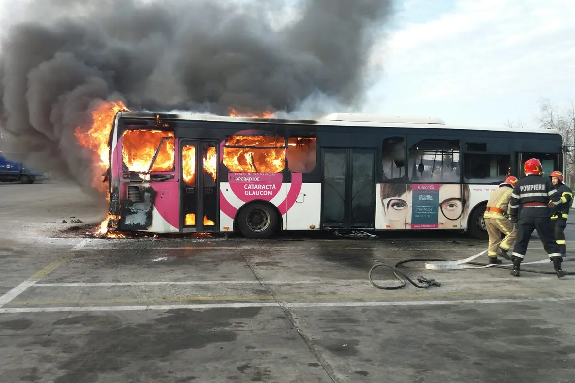 VIDEO - FOTO: Autobuz în flăcări pe o stradă din Bacău