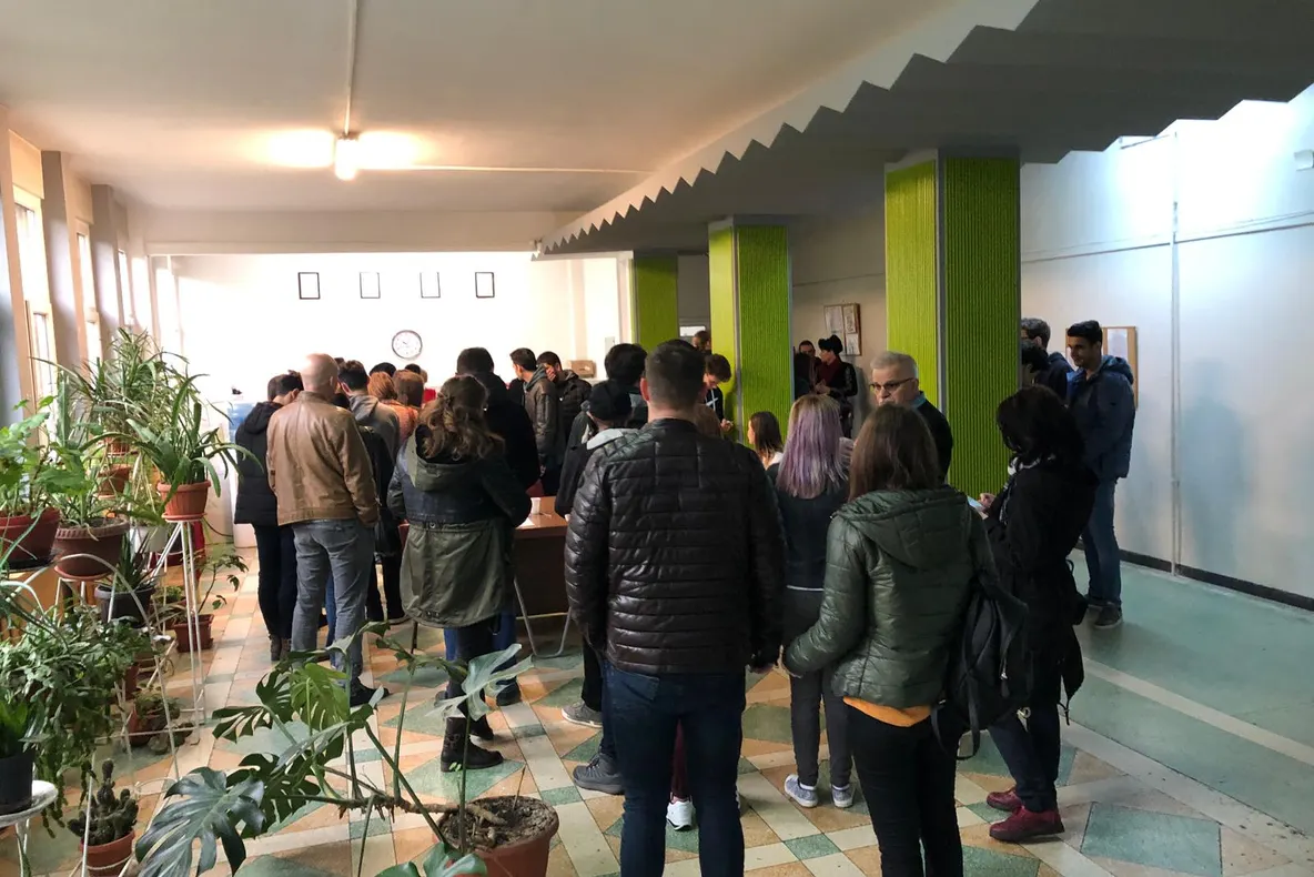 FOTO: Ajutor pentru pentru elevii olimpici băcăuani răniți în accidentul de la Cluj. ÎPS Ioachim și Inspectoratul Școlar îndeamnă la donarea de sânge
