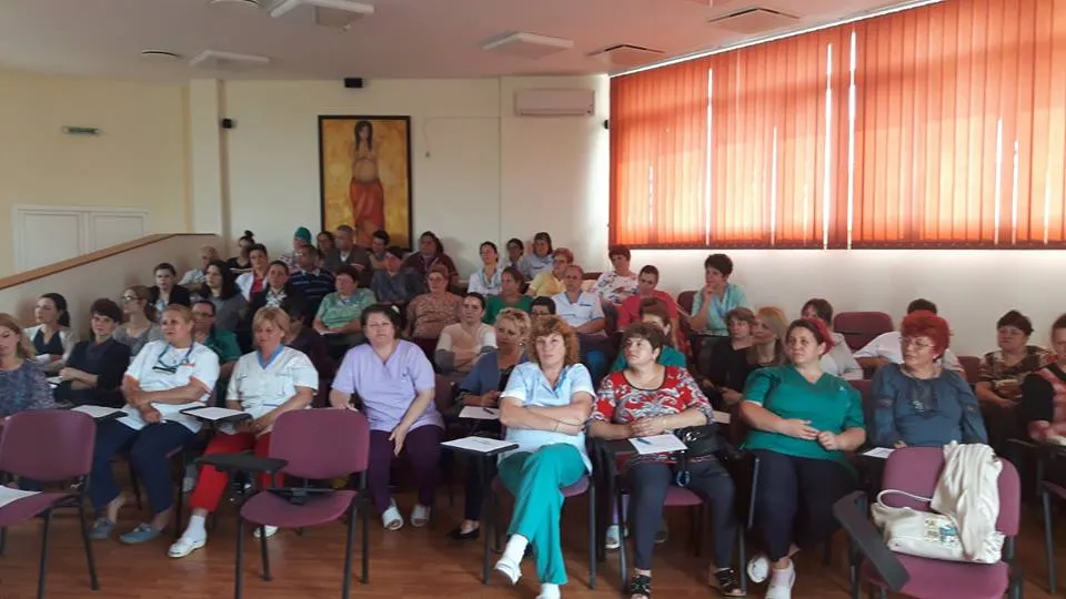 Infirmierele și îngrijitoarele de la Spitalul Județean Bacău se școlesc. Cursurile au început...cu un examen!