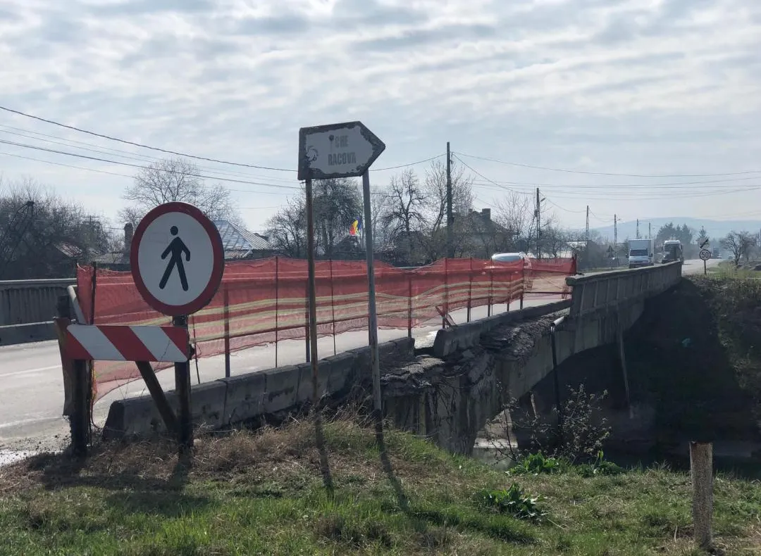 “Podul Morții” între Bacău și Piatra Neamț. Se destramă bucată cu bucată