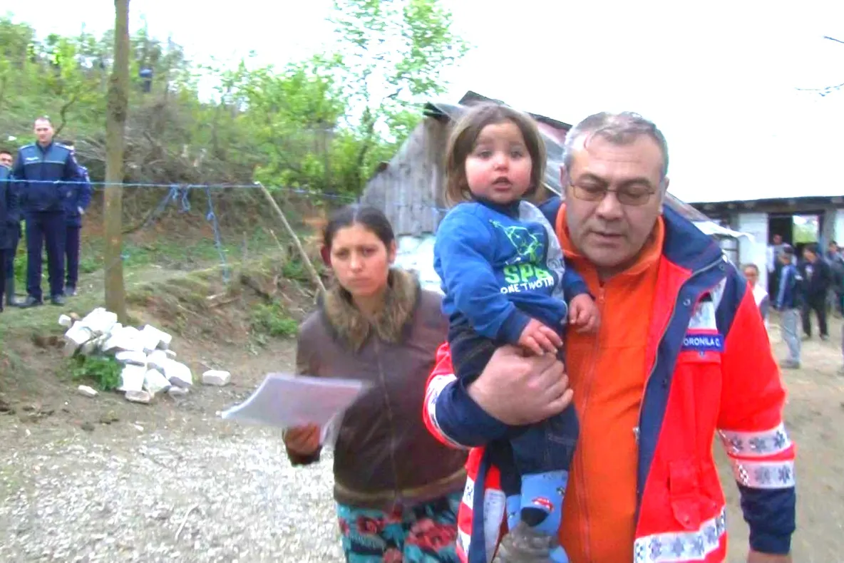 FOTO/VIDEO Îngerașul de fetiță, găsită nevătămată după o noapte petrecută pe dealul de lângă casă. Vezi povestea altor doi copii din județ care au supraviețuit lângă fiarele pădurii