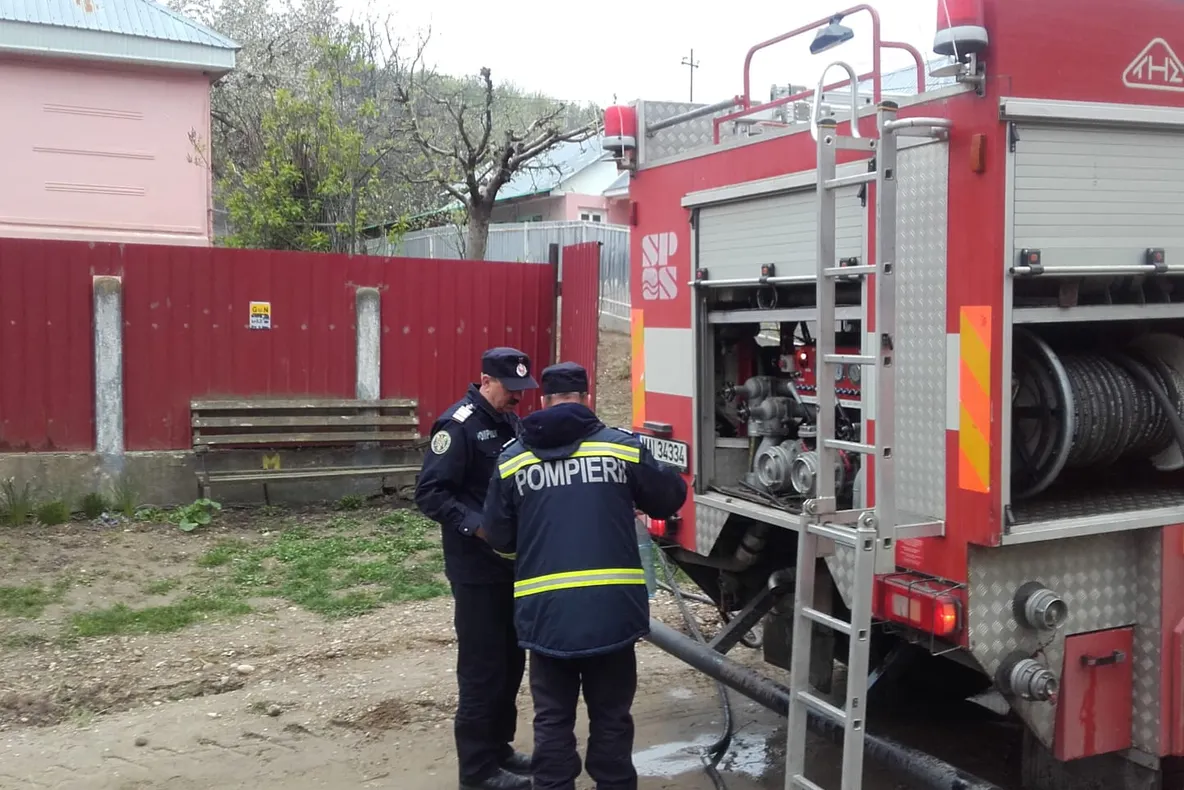 ULTIMA ORĂ – FOTO/VIDEO: Încă o victimă a focului! Bătrân mort în incendiu la Sascut în această dimineață