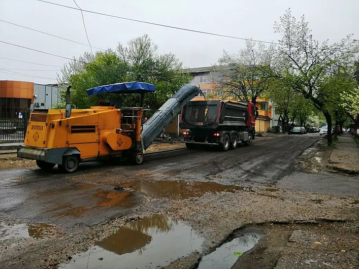 O firmă de construcții din Bacău este trasă la răspundere de o femeie care s-a accidentat din cauză că lucrările nu erau semnalizate și nici supravegheate