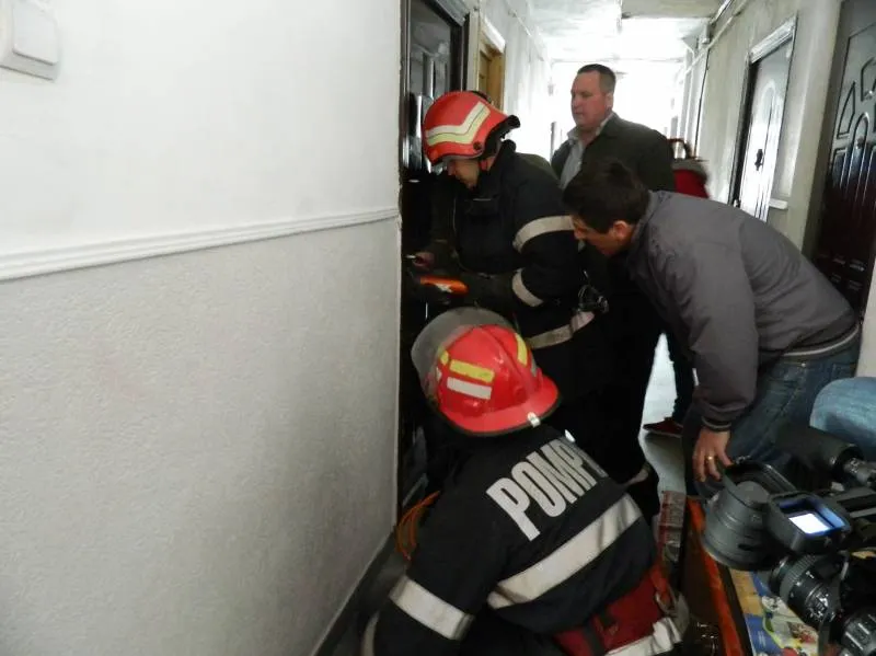 Bătrân găsit mort în casă! Pompierii au spart ușa pentru ca rudele să ajungă la el
