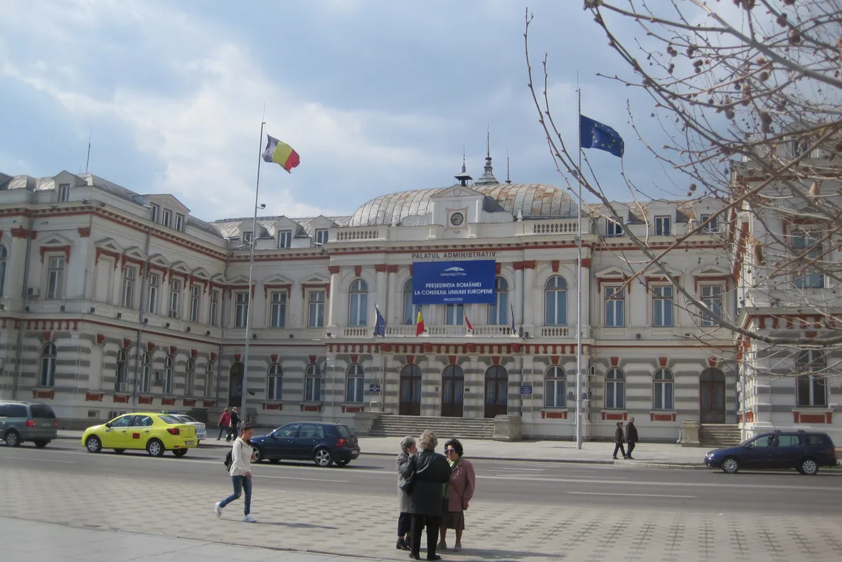 Prefectura își deschide larg porțile. Revedere cu foștii prefecți de Bacău