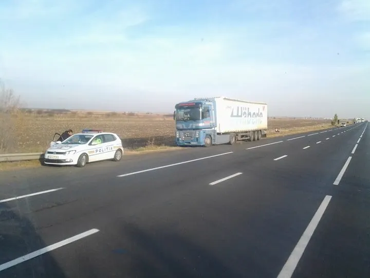 TIR înmatriculat în Bacău, implicat într-un accident în centrul Focșaniului. Șoferul nici n-a știut ce a făcut