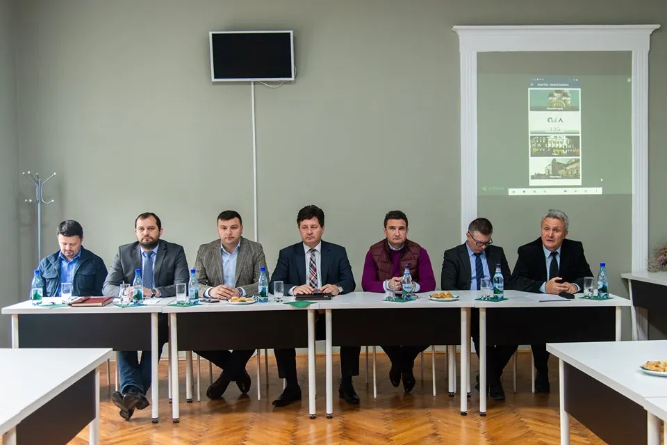 Mii de pachete de țigări de contrabandă, descoperite de polițiștii din Bacău în mașina unui bucureștean. Bărbatul a fost reținut