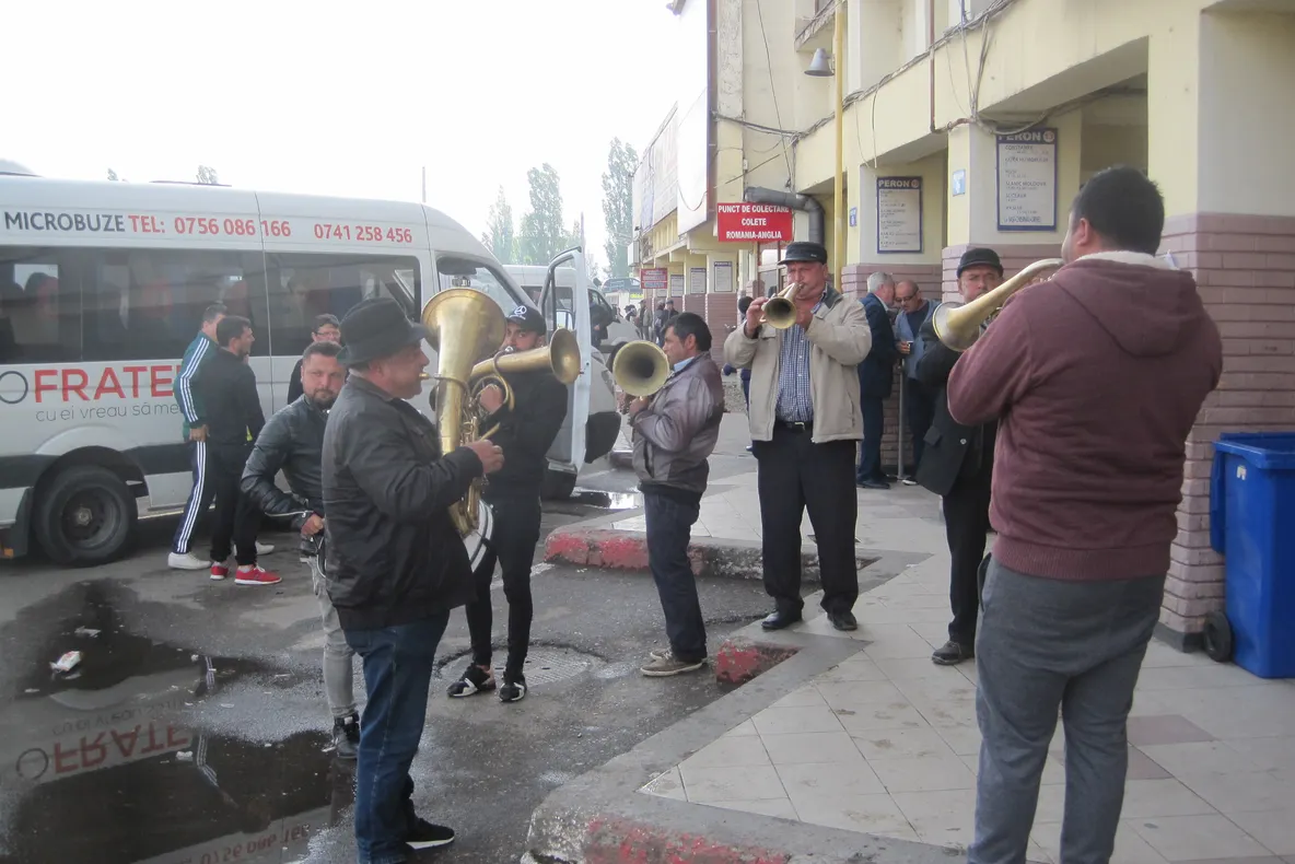 VIDEO: Spectacol total în Autogara Bacău. Călătorii s-au îmbarcat cu fanfara