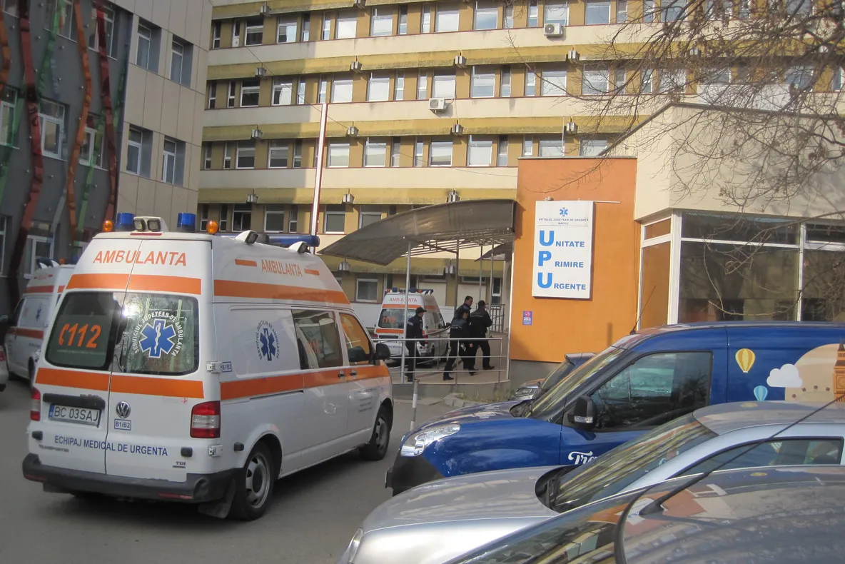 TRAGEDIE:O profesoară de religie din Bacău a murit după ce s-a aruncat din ambulanță. Astăzi urma să sărbătorească ziua de naștere a fiicei ei