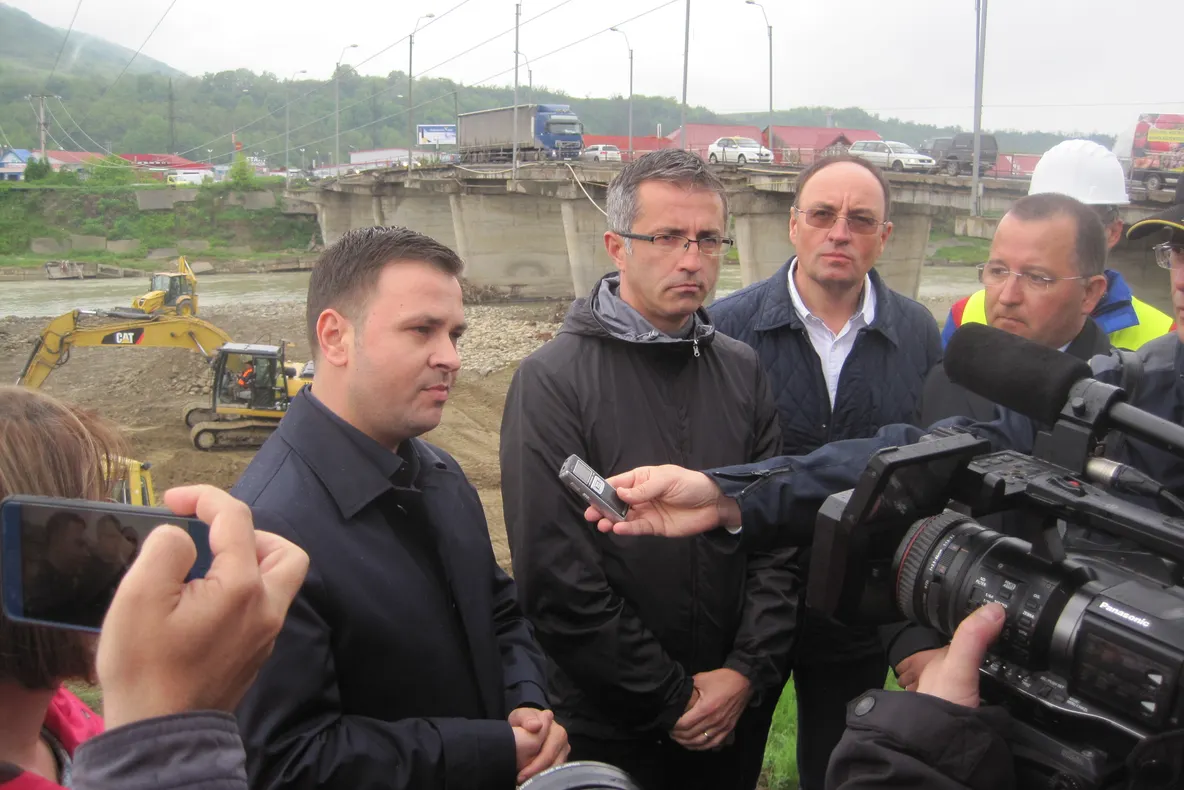 Foto: Ministrul Dezvoltării Regionale a dat startul lucrărilor de reabilitare a podului peste Trotuș de la Onești. Din din 10 iunie vor apărea restricții de tonaj și rute ocolitoare