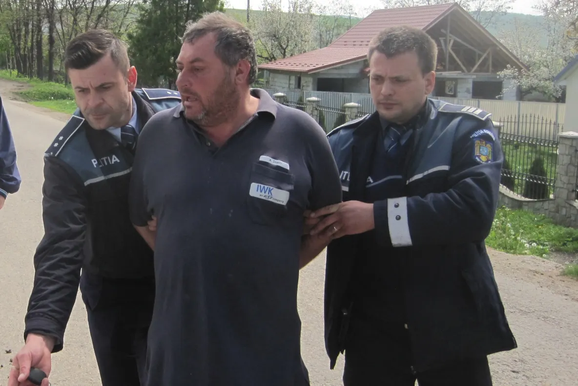 FOTO: Bărbat reținut pentru că a încălcat ordinul de protecție. Și-a agresat din nou familia la două ore după ce a primit interdicția