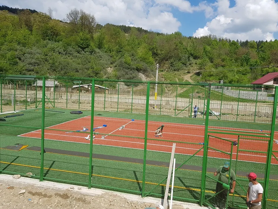 GALERIE FOTO: Mai multe ONG-uri și-au dat mâna și au făcut un teren de sport pentru copiii din Cireșoaia. Se fac ultimele retușuri