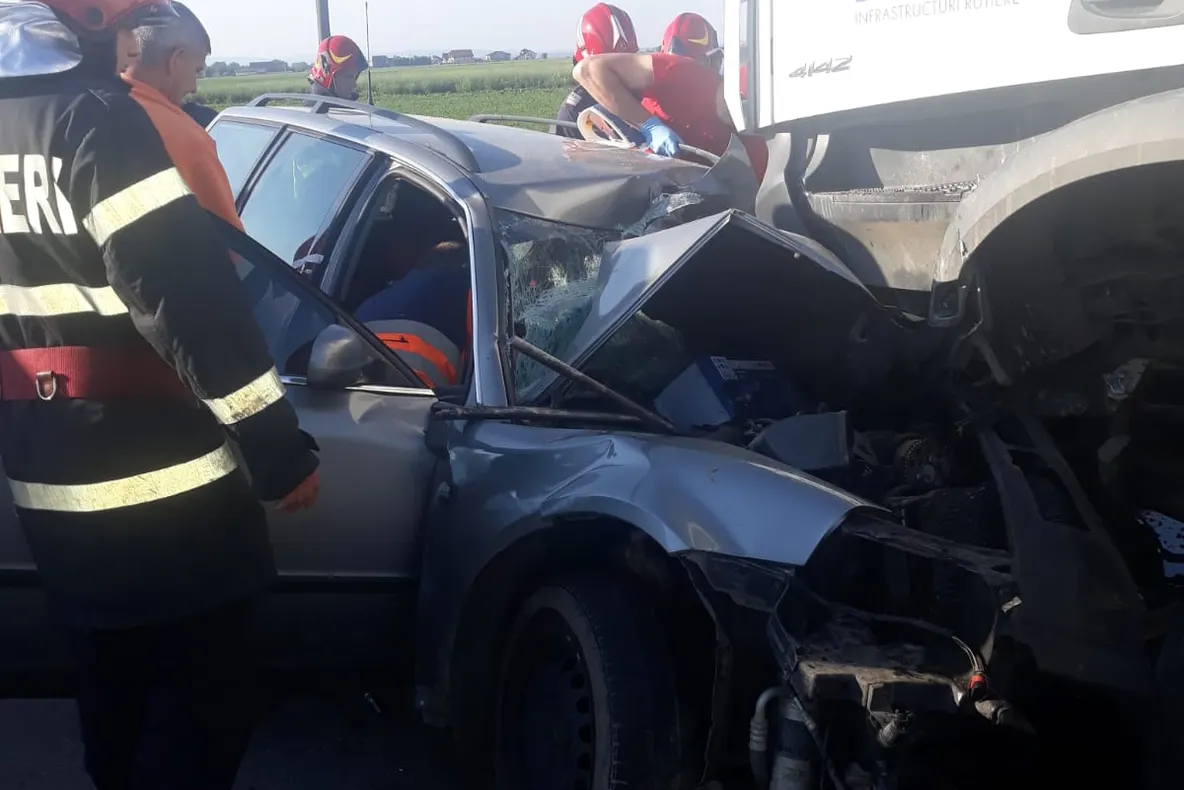 GALERIE FOTO: Tânăr din Bacău,  rănit grav după ce a intrat cu mașina într-o autobasculantă, în Neamț