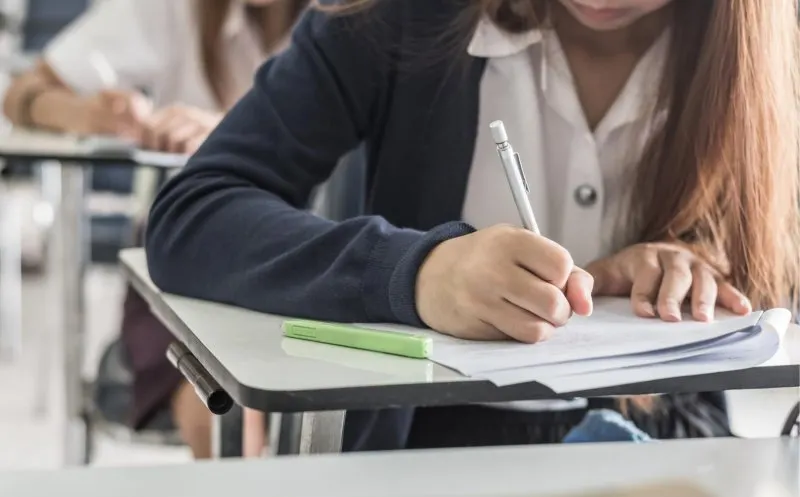 Mii de elevi din Bacău, în focul examenului! Ce subiecte au fost la limba și literatura română