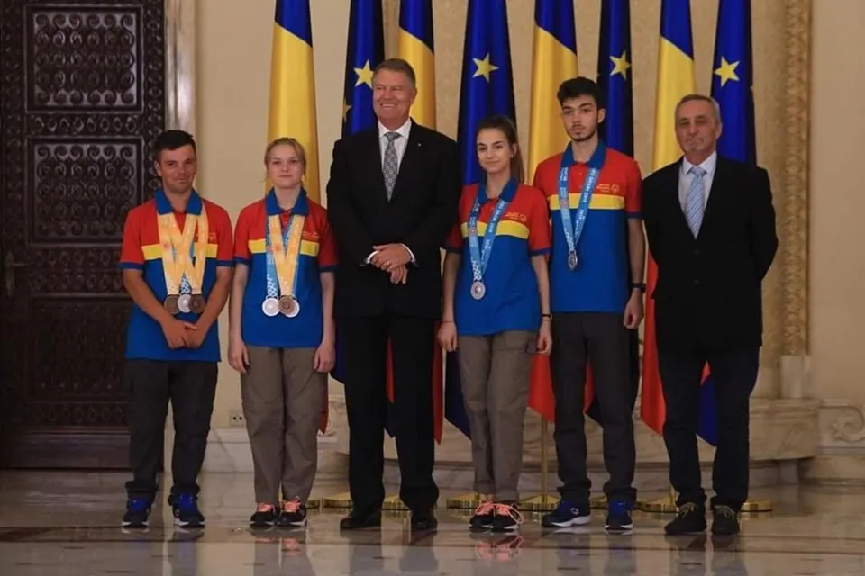 FOTO:Olimpicii băcăuani, primiți de președintele Klaus Iohannis. Ei au cucerit trei medalii de argint și două de bronz la Jocurile Mondiale de Vară Special Olympics de la Abu Dhabi