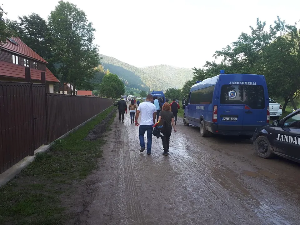 Dosar penal după evenimentele de ieri de la Valea Uzului. Polițiștii băcăuani vor să afle cine a distrus poarta de acces în Cimitirul Eroilor