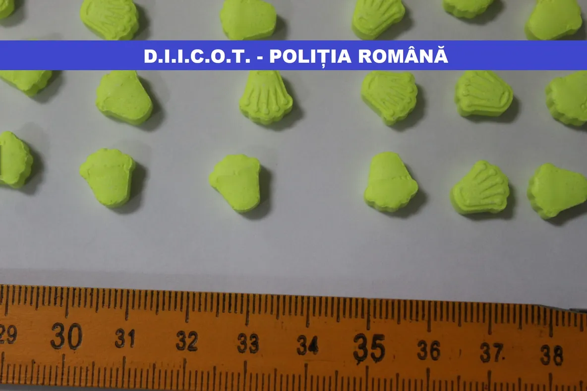VIDEO: Momentul în care acoperișul unui bloc din Bacău e smuls de furtună