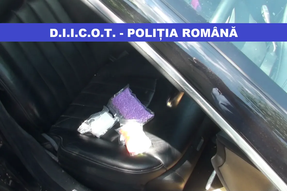 VIDEO ȘI GALERIE FOTO: Traficanți de droguri, prinși în flagrant la Onești, în timp ce vindeau cocaină