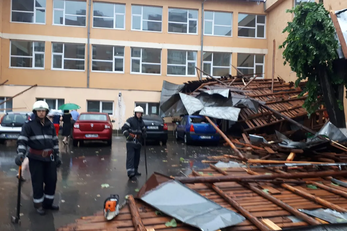 VIDEO ȘI GALERIE FOTO: Zeci de oameni intervin ca să înlăture dezastrul pe care l-a lăsat în urmă vijelia