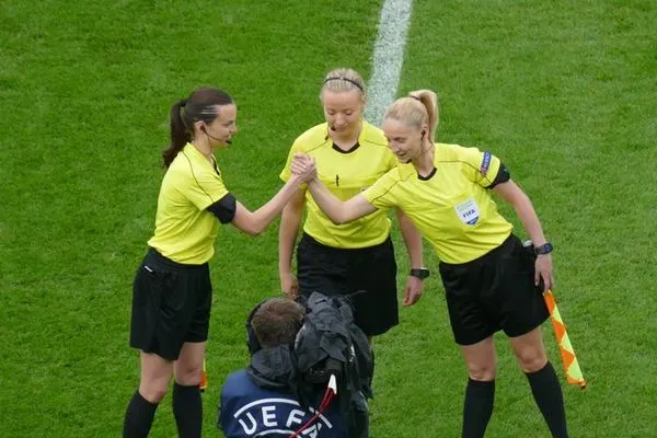Succes pe toată linia. O băcăuancă va arbitra diseară FINALA CAMPIONATULUI EUROPEAN U19 la fotbal feminin. Ea a făcut parte și din echipa de arbitri pentru SEMIFINALĂ