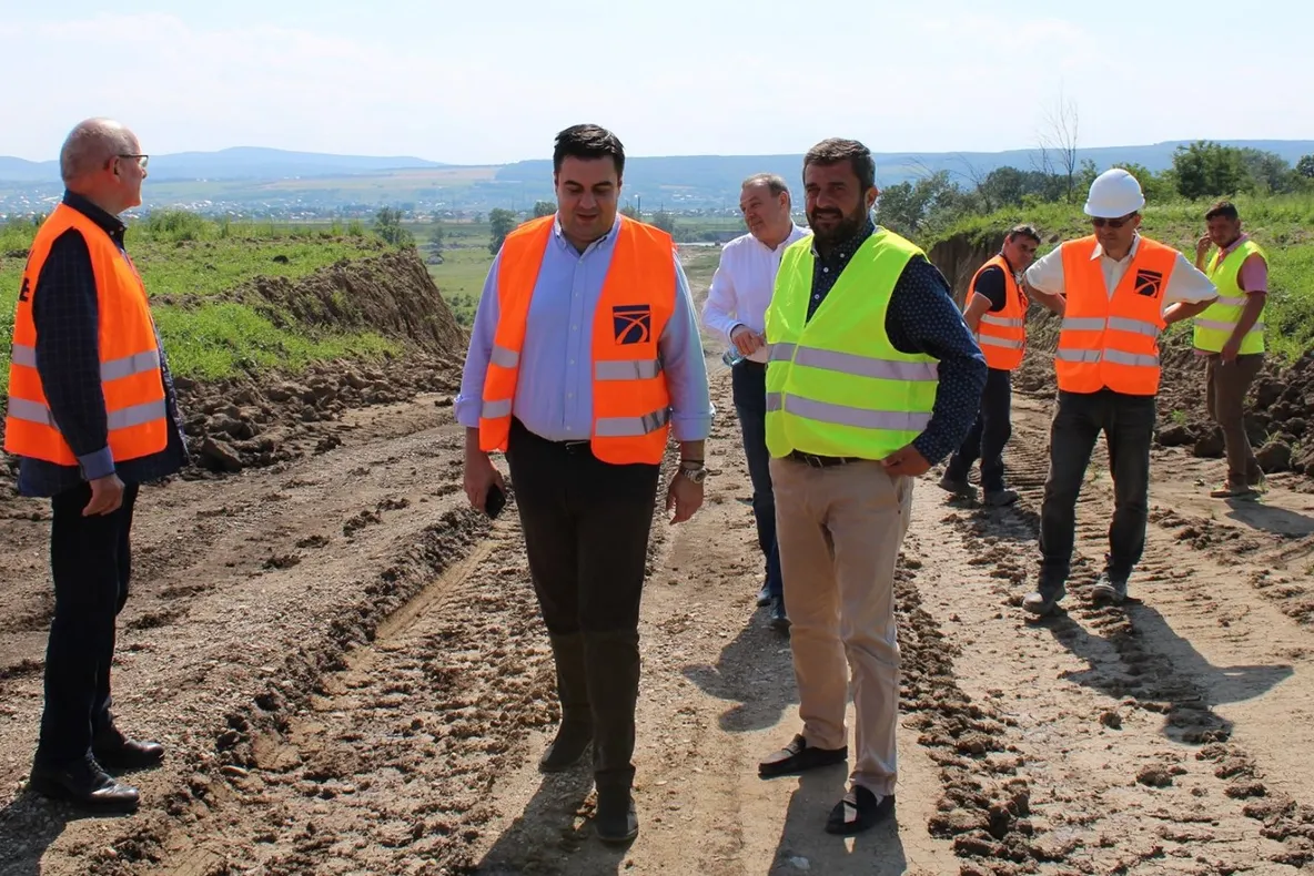 VIDEO ȘI GALERIE FOTO: Ministrul Cuc, vizită fulger pe centura Bacăului. Oficialul de la București a vorbit despre “accelerarea investițiilor” în infrastructura rutieră