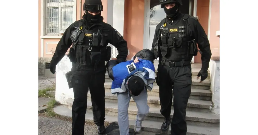 Patru bărbați și o femeie din Buhuși, săltați cu mascații. După audieri, patru persoane au fost arestate preventiv