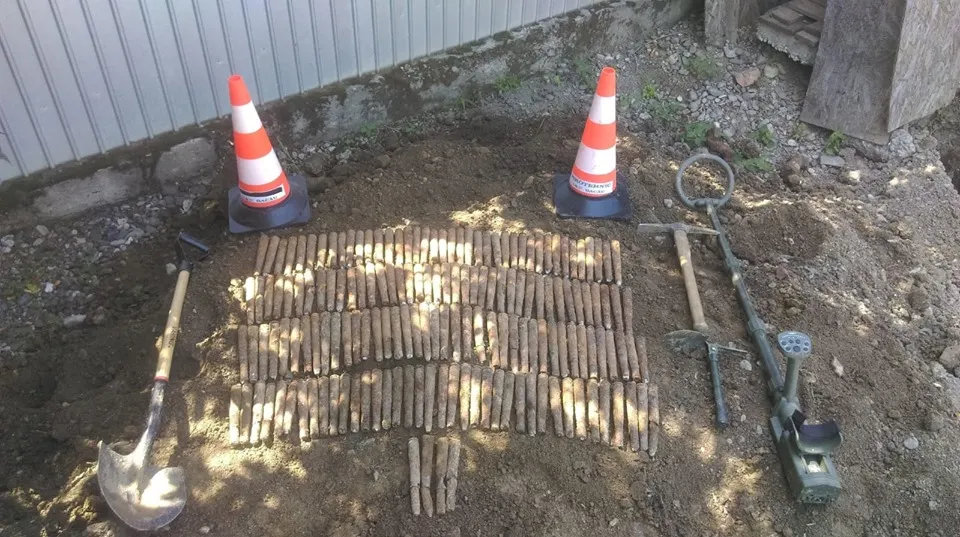 FOTO:163 de proiectile găsite într-o curte din Bacău. Muniția era folosită în lupta antiaeriană
