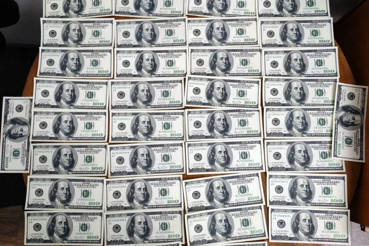 Falsificatori de dolari, arestați la Bacău. Ei au pus în circulație 6.400 de dolari falși în Bacău și Onești
