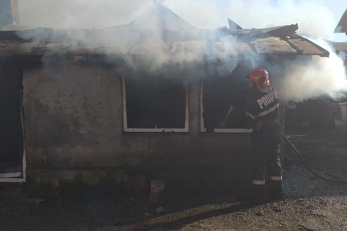 GALERIE FOTO: Două case din Horgești, cuprinse de foc! Pompieri și localnici dau o mână de ajutor
