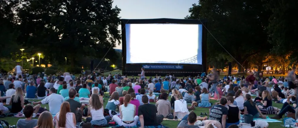 Astăzi începe Festivalul de Film Românesc la Slănic Moldova. În fiecare seară, proiecții cimematografice în aer liber în fața sălii de sport