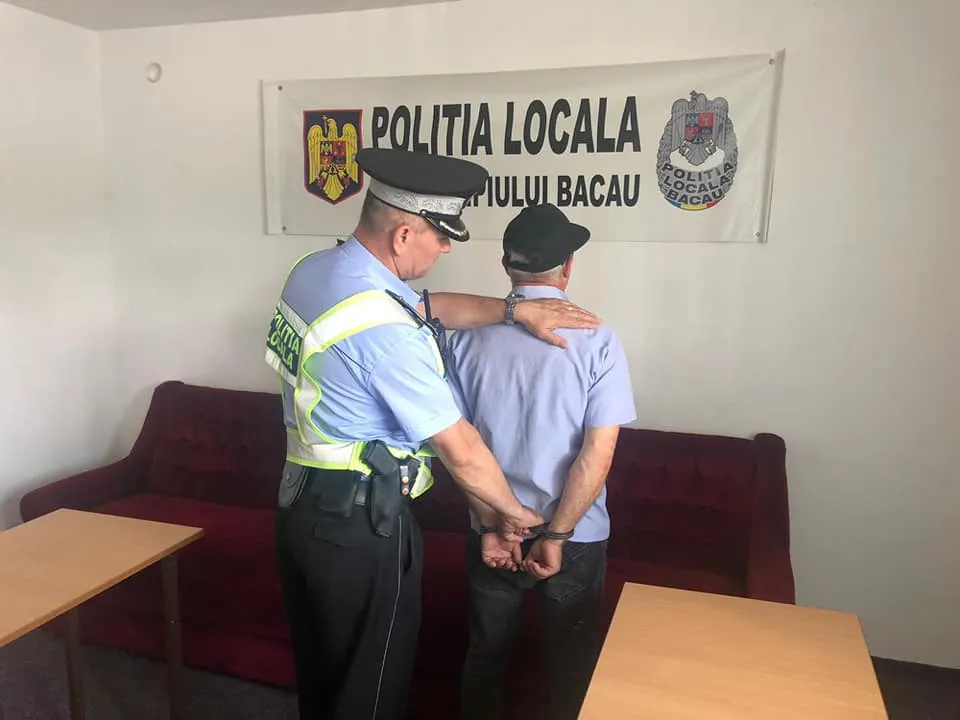 ATENȚIE LA BUZUNARE!Un hoț din buzunare recidivist, prins de polițiștii locali din Bacău. Hoțul apucase să fure un telefon și apoi a fugit din autobuz