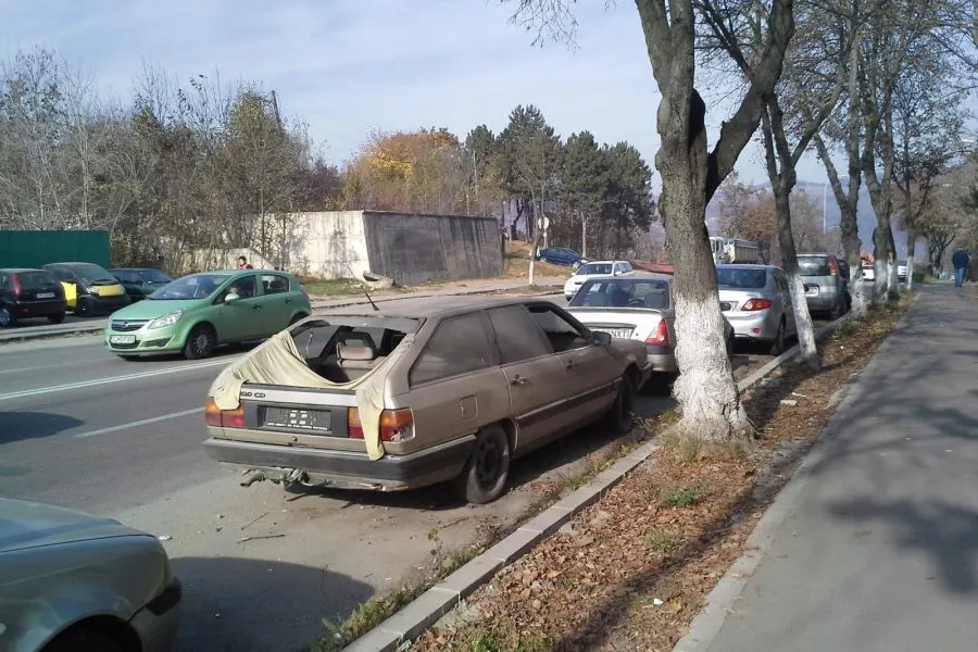 Mașini abandonate în Bacău depistate de polițiștii locali. Proprietarii sunt somați să își ridice rablele